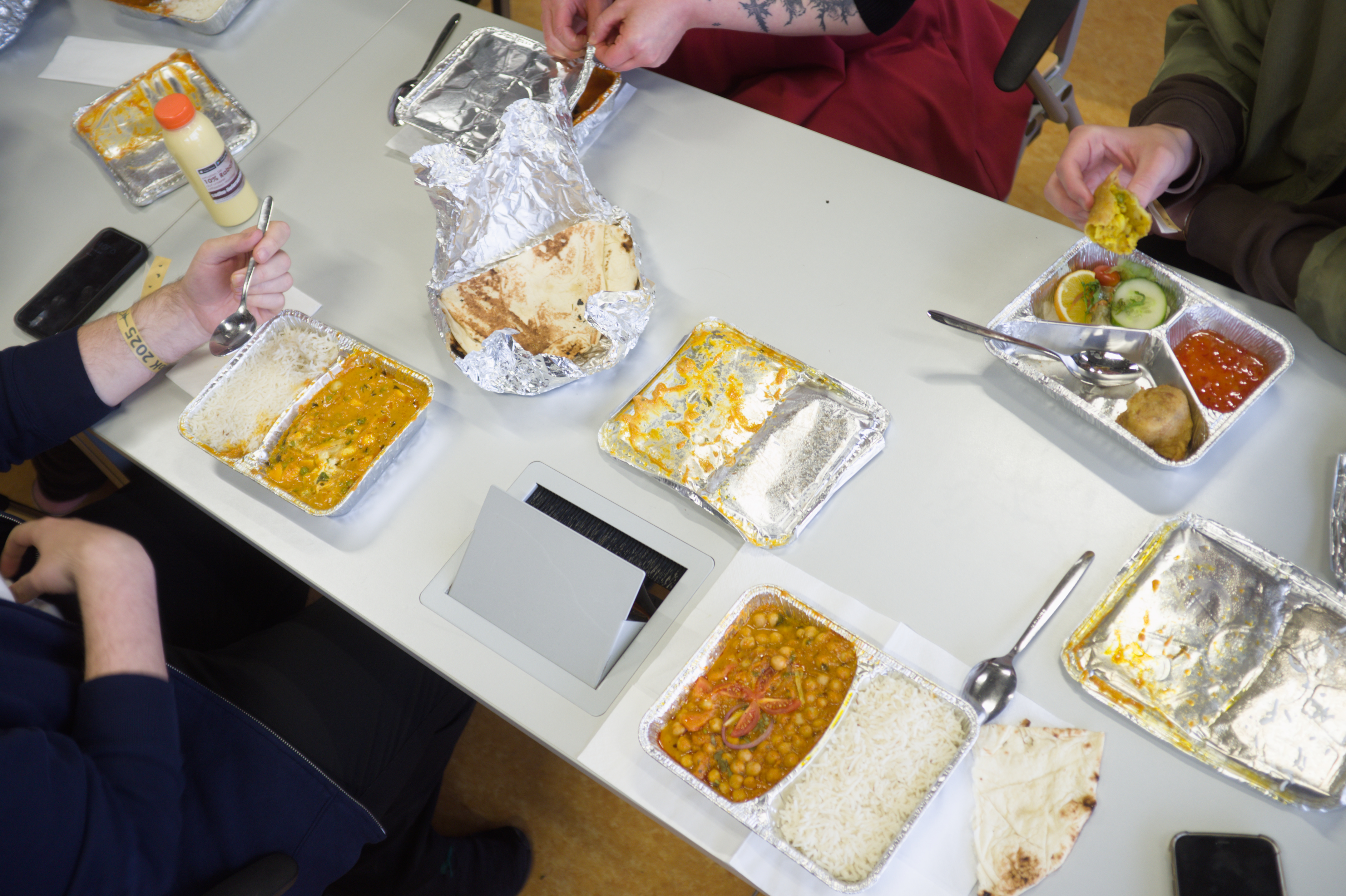 Aus der Vogelperspektive ist das indische Essen festgehalten, was gemeinsam gegessen wird.